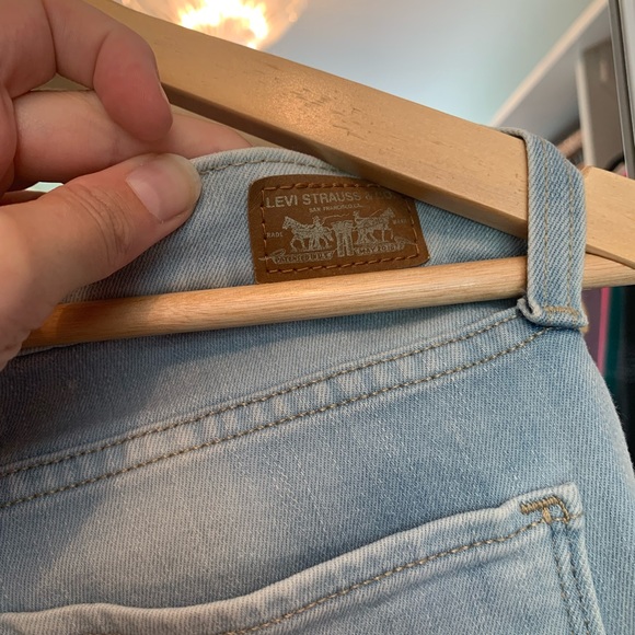 Levi’s light wash 711 jeans - Picture 3 of 6